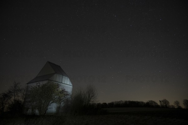 A nocturnal image of the EXPO observatory in Melle Oberholsten under a starry sky, Osnabrücker