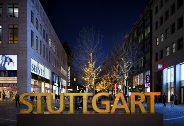 Night shot logo lettering STUTTGART people, passers-by, Königsstraße, Schlossplatz, pedestrian