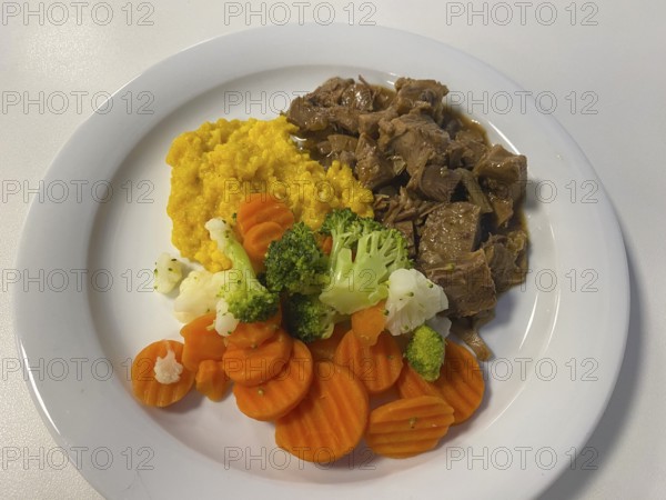 Sliced beef, corn polenta, vegetables with carrots, broccoli, cauliflower, on plate, food,