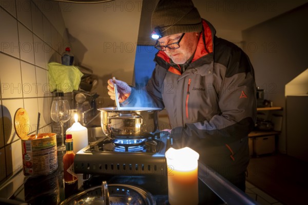 Symbolic picture blackout, extensive, prolonged power failure, in private settings, without
