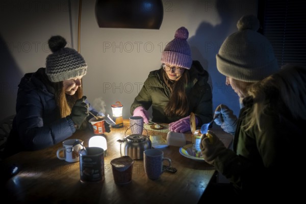 Symbolic blackout, extensive, prolonged power failure, in private surroundings, without