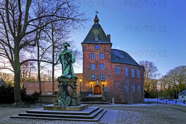Moers Castle with the monument to Electress Louise Henriette of Brandenburg early in winter, Moers,