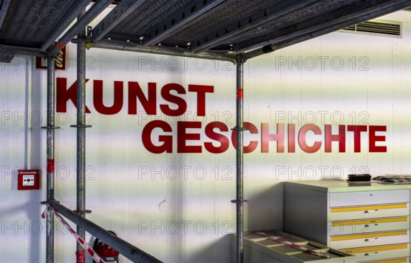 Technical University in Berlin, provisional information sheets and signs at an indoor construction