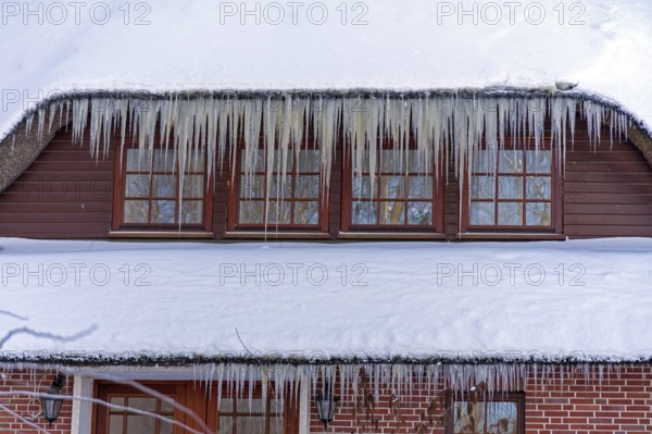 Icicles on a house roof, snow, winter, ice, Sieversen, Samtgemeinde Rosengarten, Lower Saxony,