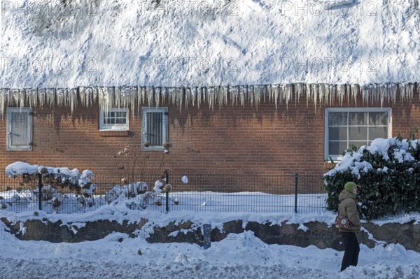 Icicles on a house roof, walker, snow, winter, ice, Sieversen, Samtgemeinde Rosengarten, Lower