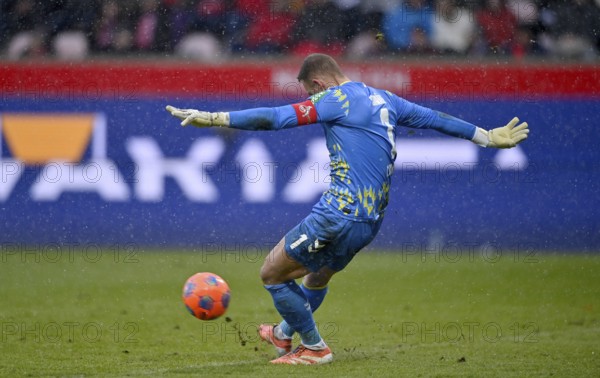 Goalkeeper Marvin Schwäbe 1. FC Koeln KOE (01) Action kick off snow, snow drift, winter,