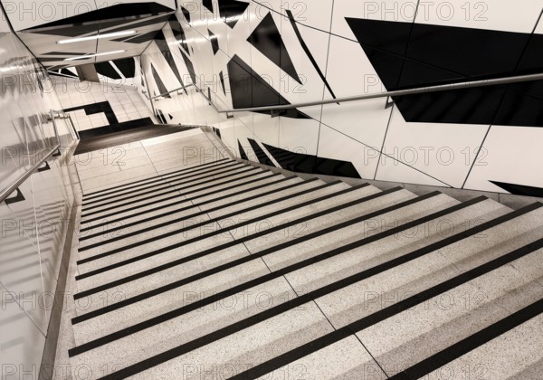 Artwork titled Surround by Heike Klussmann at the Pempelforter Straße subway station, Werhahn Line,