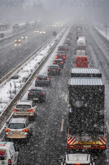 The onset of winter in North Rhine-Westphalia, heavy snowfall, A3 motorway near Hilden, near