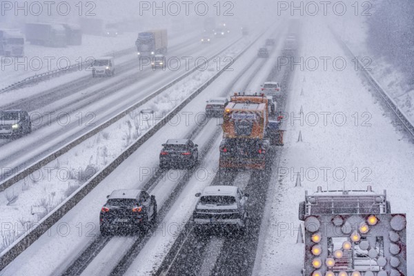 The onset of winter in North Rhine-Westphalia, heavy snowfall, A3 motorway near Hilden, near