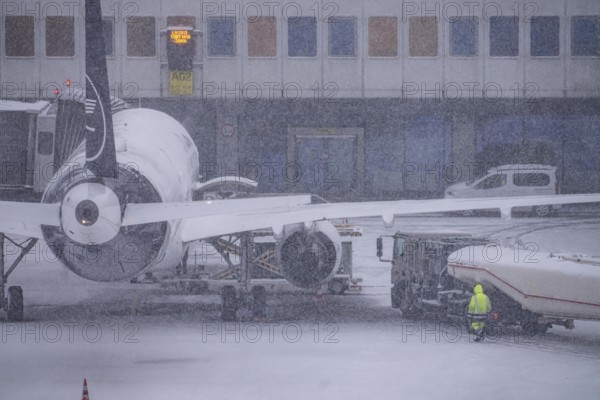 The onset of winter in North Rhine-Westphalia, flight operations are maintained at Düsseldorf