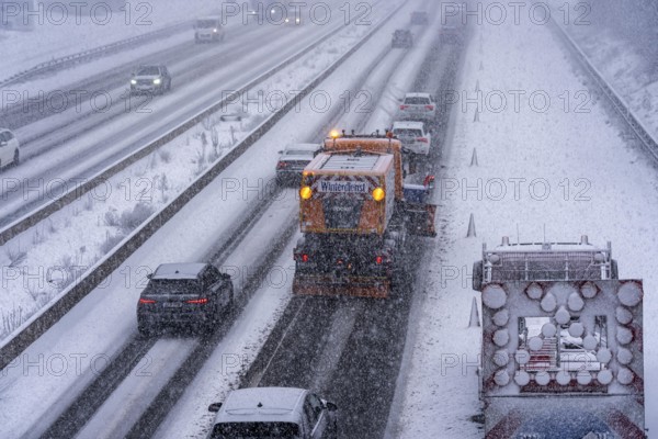 The onset of winter in North Rhine-Westphalia, heavy snowfall, A3 motorway near Hilden, near