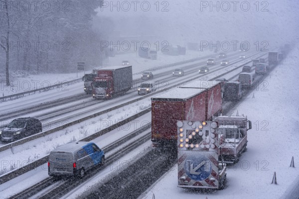 The onset of winter in North Rhine-Westphalia, heavy snowfall, A3 motorway near Hilden, near