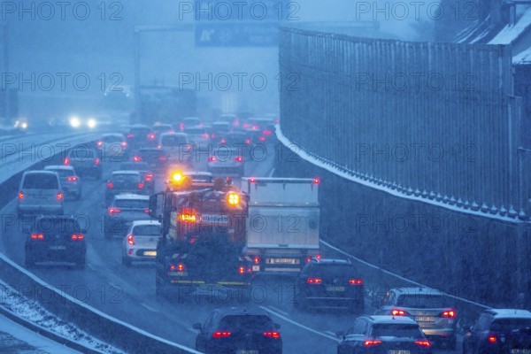 Winter maintenance, spreading vehicle, winter weather, motorway traffic, A40 motorway,