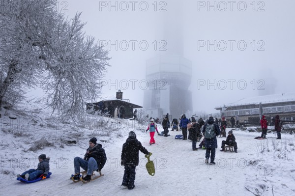 After the snowfall of the last few days, many people have come to the Großer Feldberg in the Taunus