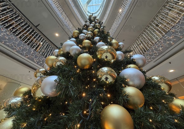 Stilwerk Düsseldorf, interior view, Christmassy decorated elliptical atrium with surrounding