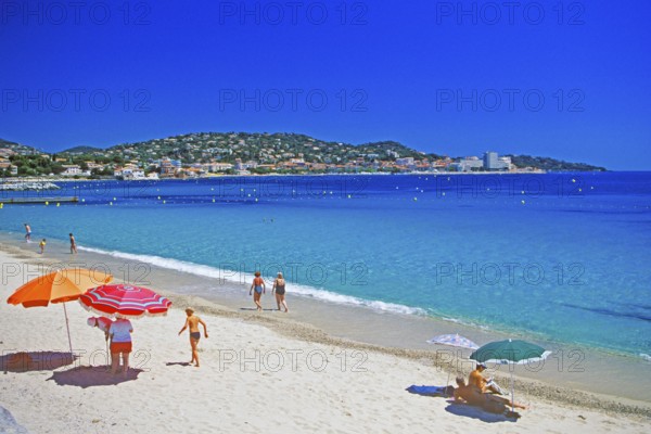 Beach, people, umbrellas, Mediterranean, St-Maxime, Côte d'Azur, southern France, June 1999,