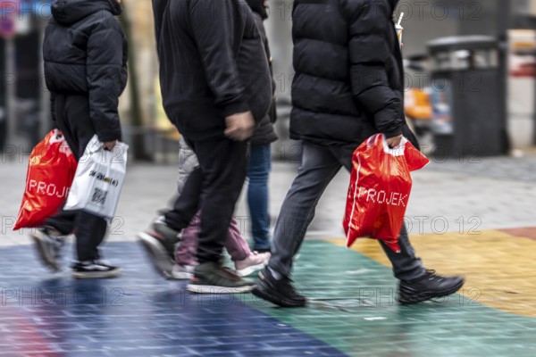 Pedestrian zone, passers-by hurrying, shopping between the years, exchanging, shopping bags,