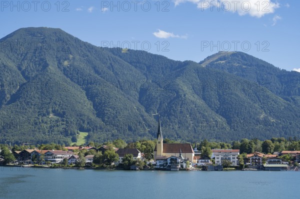 View from Point of the village with the parish church of St. Lawrence, behind Wallberg,