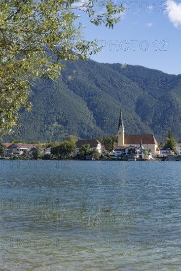 View from Point of the village with the parish church of St. Lawrence, behind Wallberg,