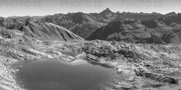 Mountain panorama over Laufbichlsee, behind it the Hochvogel, 2592m, Allgäu Alps, Allgäu, Bavaria,