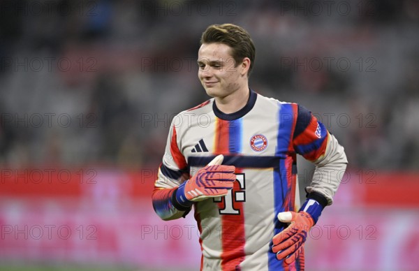 Warm-up Training Goalkeeper Jonas Urbig FC Bayern Munich FCB (40) smiles Gesture Gesture Allianz