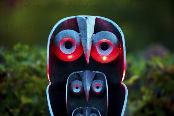 Illumination of an owl-like object during the HerbstlichtGarten event in Sauerlandpark in the