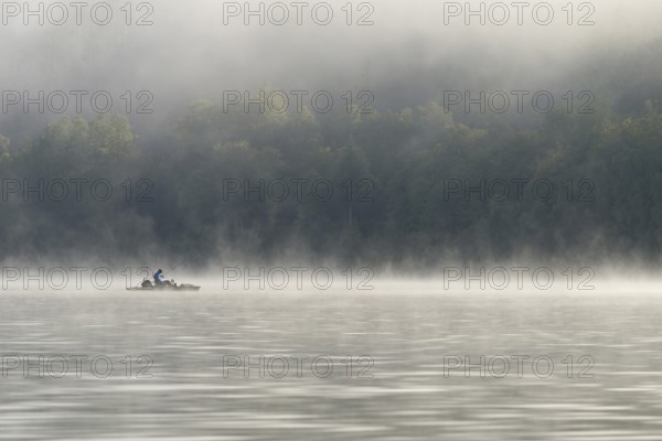 Hennesee, fog, rising clouds of fog, anglers in the boat, Hennetalsperre, Sauerland-Rothaargebirge