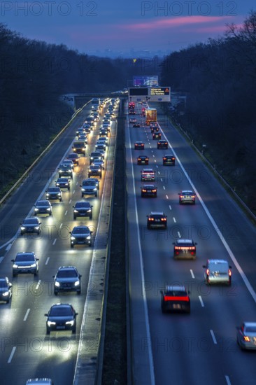 Evening traffic on the A52 motorway, between Düsseldorf and Essen, in front of the Breitscheid