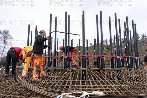 Assembly of reinforcing steel for the reinforced concrete foundation of a wind turbine, a mesh of