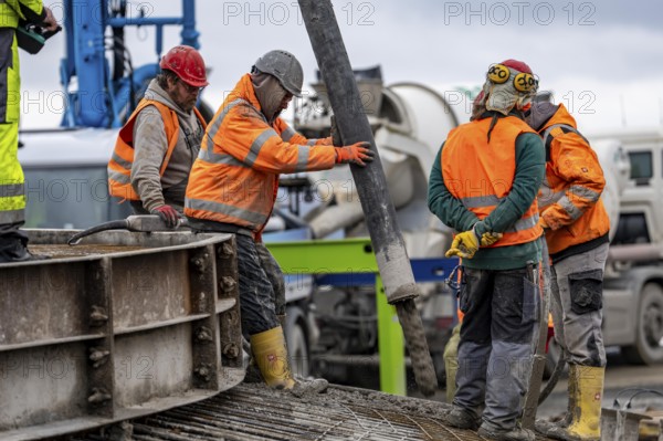 Concreting, concreting the foundation of a wind turbine, more than 600 cubic meters of concrete