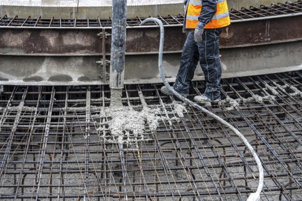 Concreting, concreting the foundation of a wind turbine, concrete pump hose, more than 600 cubic