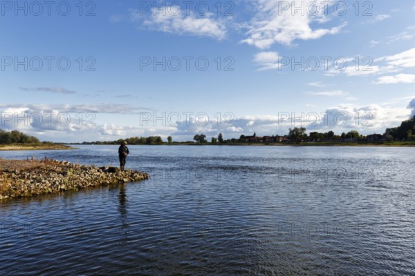 Anglers on the riverbank, river landscape near Bitter, Neuhaus district, Elbe floodplain in Lower