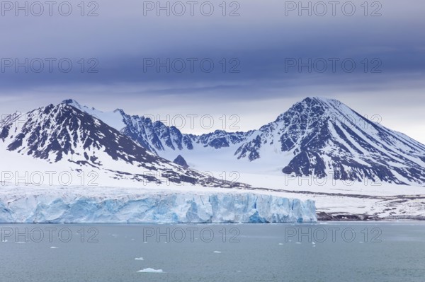 Lilliehöökbreen glacier in summer debouching into Lilliehöök Fjord, Lilliehöökfjorden, branch of