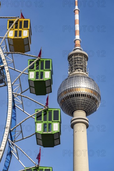 Christmas market am Park am Berliner Fernsehturm, Ferris wheel, Fernsehturm dome, Berlin, Germany