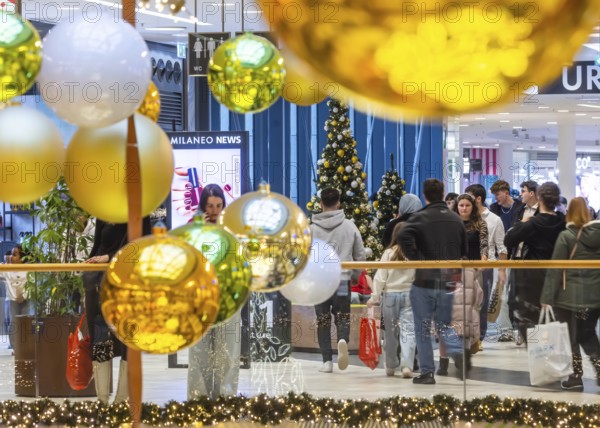 Christmas shopping at the Milaneo shopping center in Stuttgart. On the first weekend of Advent,