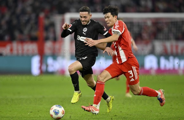 Duel, action Min-jae Kim FC Bayern Munich FCB (03) against Mathias Pereira Lage FC St. Pauli (28)
