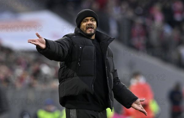 Coach coach Vincent Kompany FC Bayern Munich FCB on the sidelines Gestik Gesture Allianz Arena,