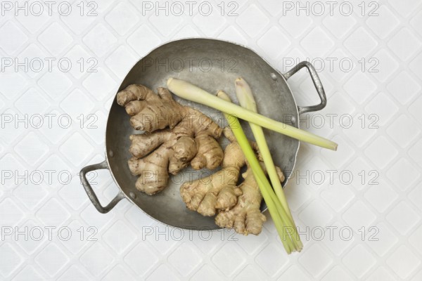Ginger, ginger tubers and lemongrass with peel