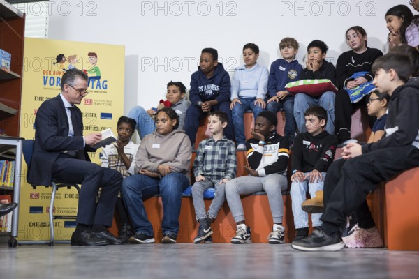 Thorsten Frei, head of the Federal Chancellery, is reading the book The Message in a Bottle by