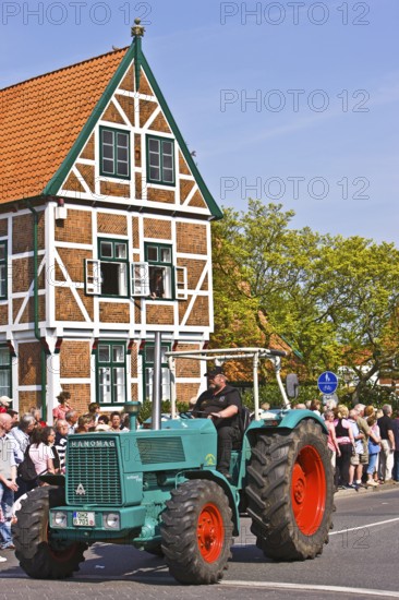 Bulldog, tractor, parade, typical half-timbered house, town hall, architecture, blossom festival,