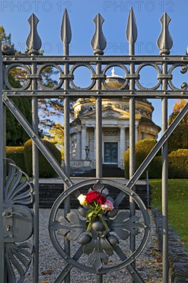 Roses at the fence door of the Carstanjen mausoleum in the Plittersdorf district, Bonn, North