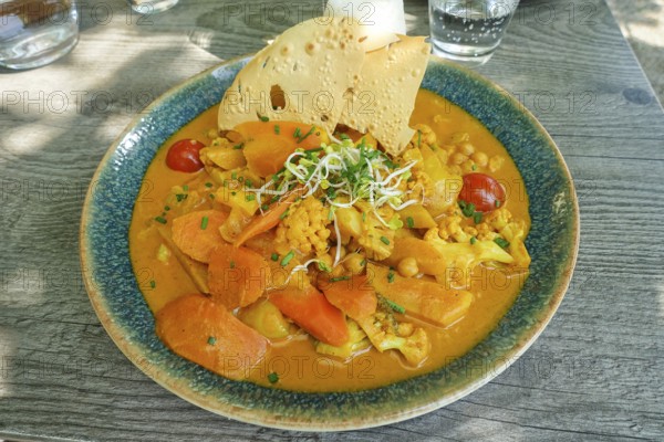 Asian cuisine, mixed vegetables, carrots, cauliflower, bamboo, cherry tomatoes, curry sauce,