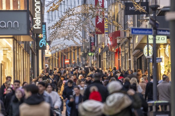 Limbecker Straße shopping street, pedestrian zone, full, lots of people shopping, Christmas lights,