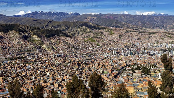 Panoramic view of a sprawling city with mountains on the horizon, the city of La Paz in Bolivia