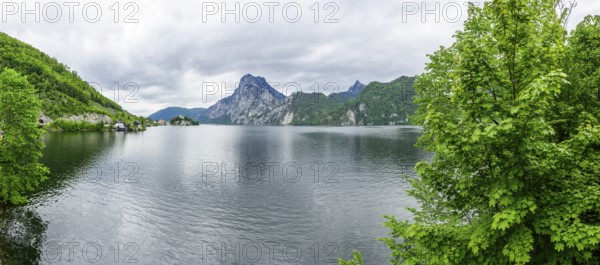 The village of Traunkirchen with the Johannesberg Chapel on Lake Traunsee, on the right the