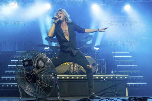 Hannes Braun, singer of the band Kissin' Dynamite live on Back with a Bang World Tour at Capitol