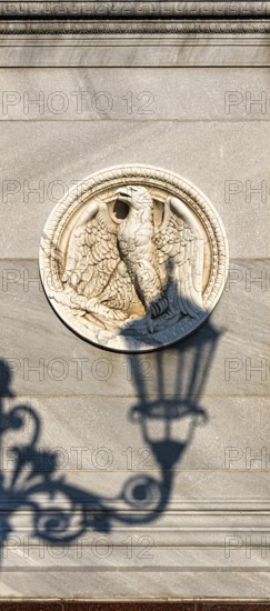 The shadow of a street lamp on the pedestals of the group of figures on the Schlossbrücke, Unter
