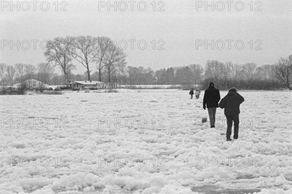 People walk across ice rink, frozen Elbe, Bleckede, Lower Saxony, Germany, January 03, 1997,