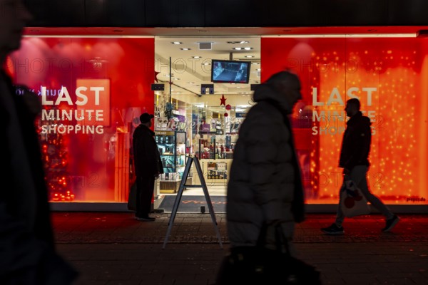 Full city center, shopping street, Kettwiger Straße pedestrian zone in Essen, shop window of a