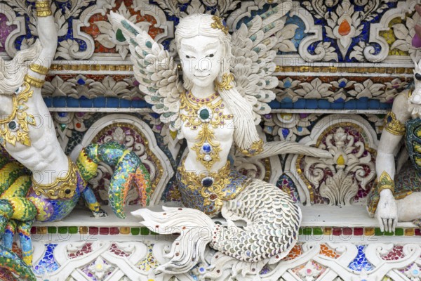 Decorative elements with pop culture references (for example comics, superheroes) in the stucco and